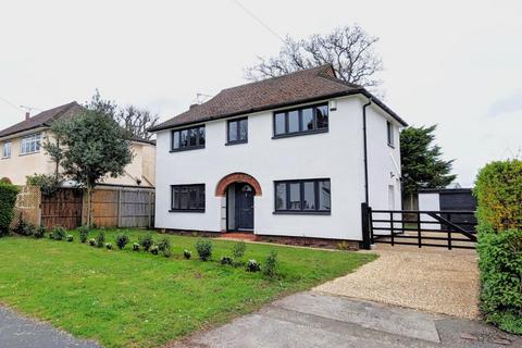 4 bedroom detached house to rent, Faris Barn Drive, Woodham KT15
