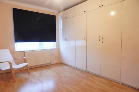 1 bedroom in a house share to rent, Colwood Gardens, London