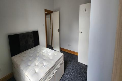 1 bedroom in a house share to rent, (First Floor Back Room) 118 Robinson Road, London