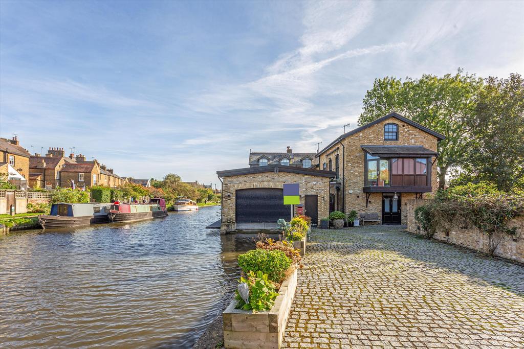 Castle Wharf, Berkhamsted, Herts, HP4 4 bed detached house for sale £