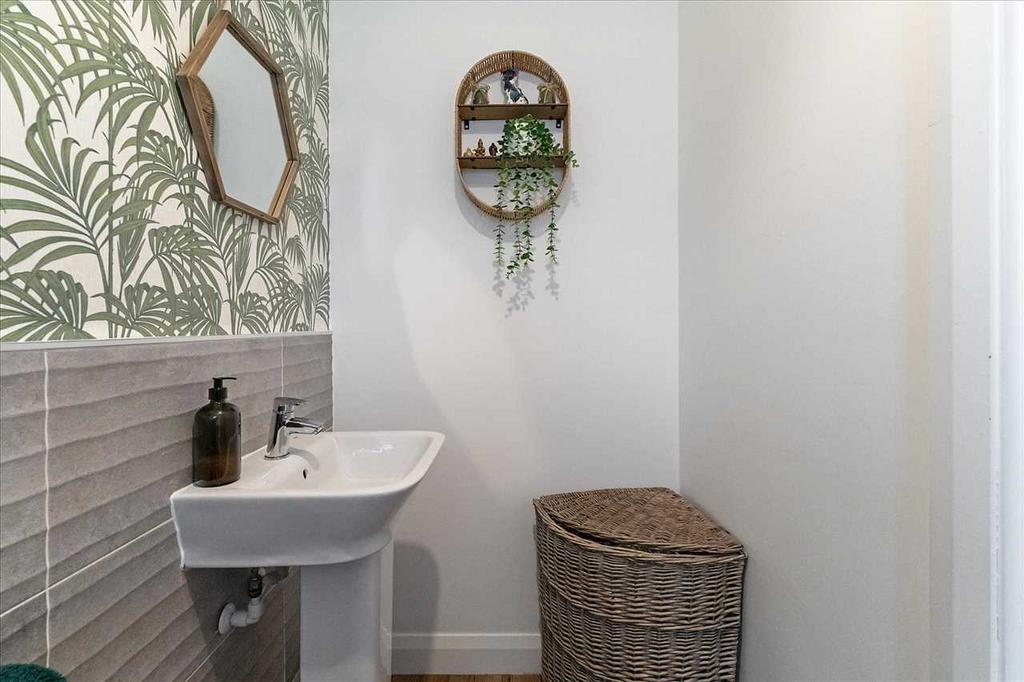 Lower Level WC (2)