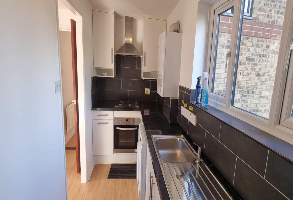 Birchwood Close, Morden, Surrey 2 bed apartment to rent £1,450 pcm (£335 pw)