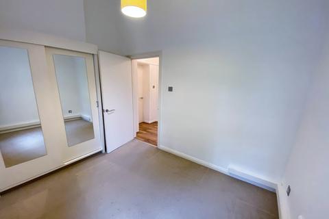 2 bedroom flat to rent, 206 Coombe Lane, London