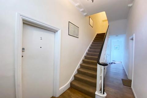 2 bedroom flat to rent, 206 Coombe Lane, London
