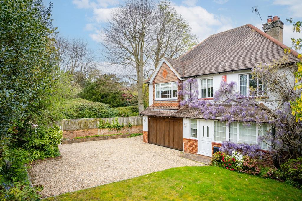 Vicarage Road, Lingfield, RH7 5 bed detached house for sale £975,000