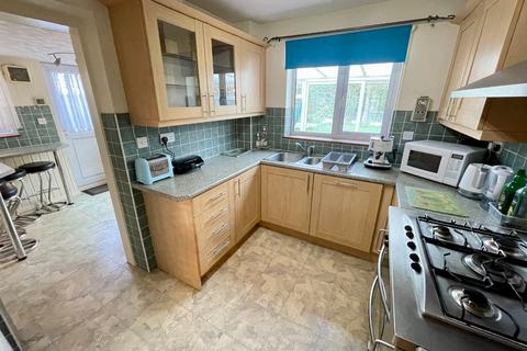 4 bedroom detached house for sale, Thornage Close, Luton, Bedfordshire, LU2 7AT