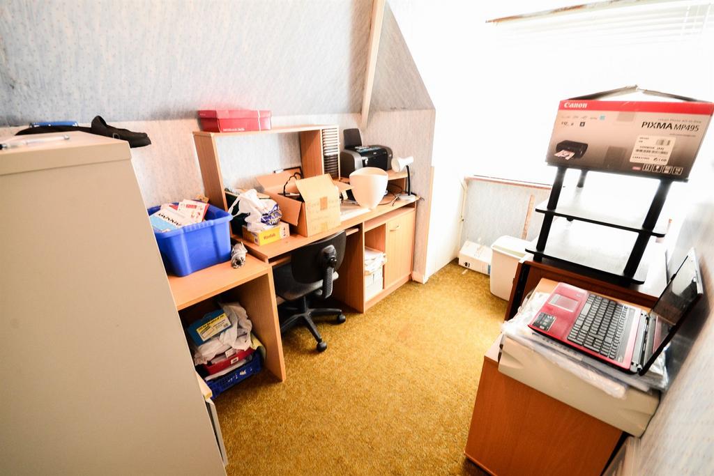 Bedroom/ study