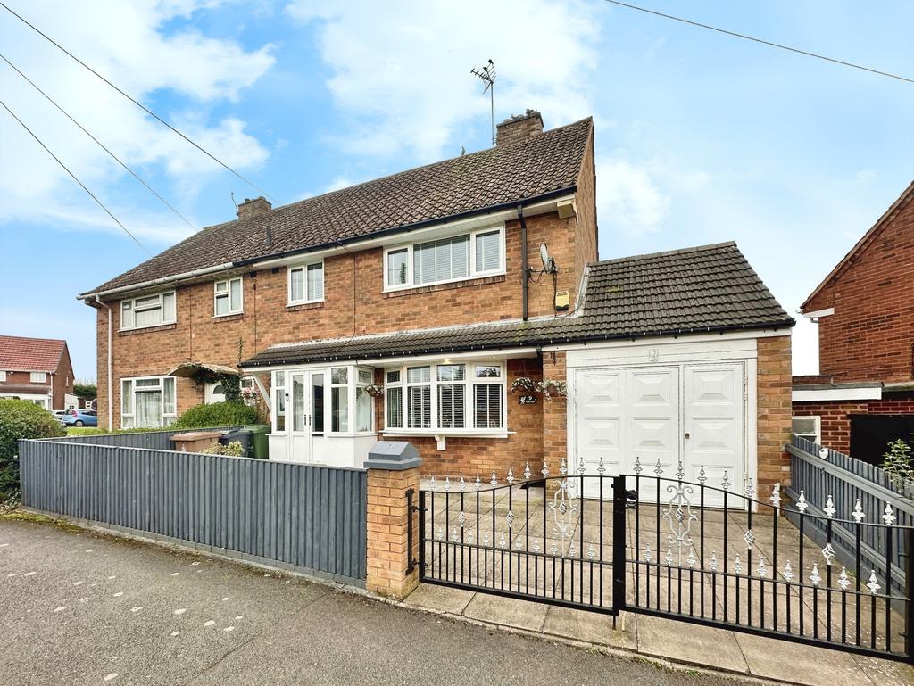 Drake Road, Walsall WS3 3 bed semidetached house for sale £250,000