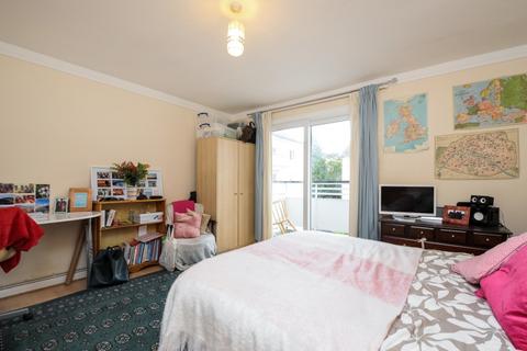 3 bedroom apartment to rent, Kingsnympton Park, KT2