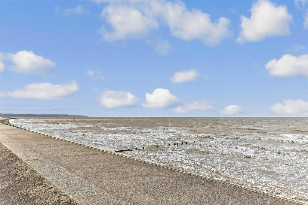 The Oval, Dymchurch, Romney Marsh, Kent 3 bed chalet for sale £250,000