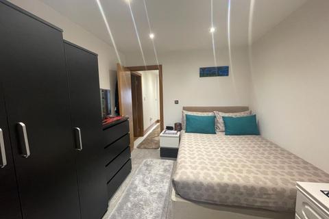 3 bedroom apartment to rent, Mitcham CR4