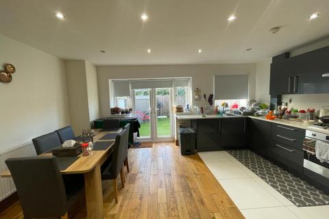 3 bedroom apartment to rent, Mitcham CR4