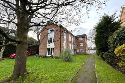 2 bedroom flat for sale, Wellington Road, close to town centre.