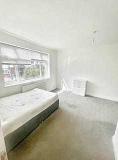 1 bedroom in a house share to rent, Clifton Gardens, London NW11