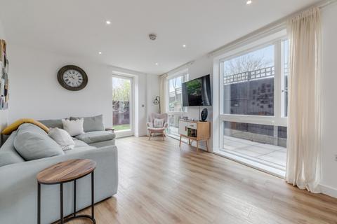 2 Nauticus Walk, London, E14 9ZT