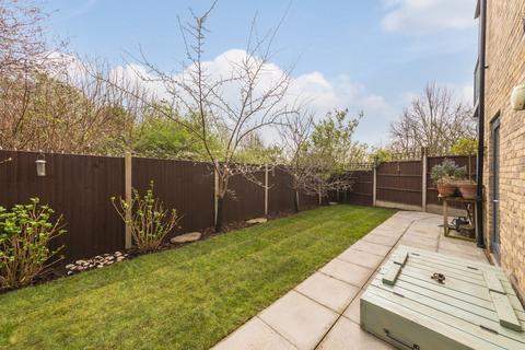 2 Nauticus Walk, London, E14 9ZT