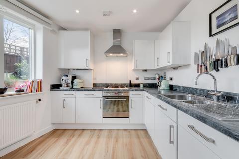 2 Nauticus Walk, London, E14 9ZT