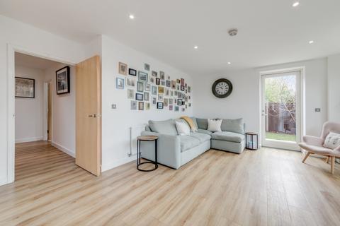 2 Nauticus Walk, London, E14 9ZT