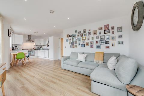 2 Nauticus Walk, London, E14 9ZT