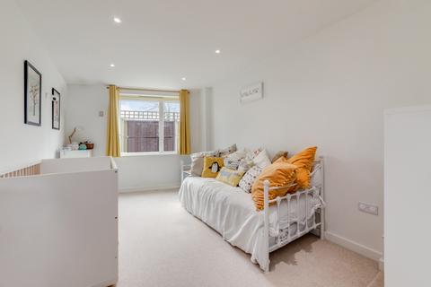 2 Nauticus Walk, London, E14 9ZT