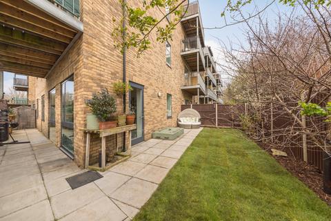 2 Nauticus Walk, London, E14 9ZT