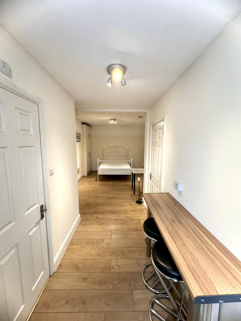 Beautiful Spacious Studio to Rent in Palmers Gree