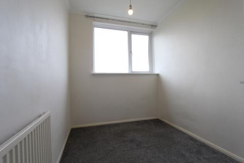 3 bedroom flat to rent, 52  ,peartree close , South Ockendon, RM15