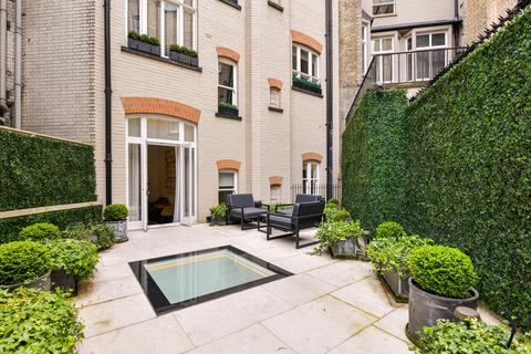 undefined, Pont Street, London
