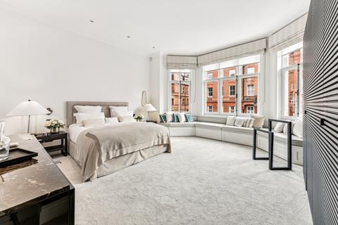 3 bedroom flat to rent, Pont Street, London