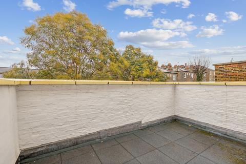 3 bedroom flat to rent, Latchmere Road, London
