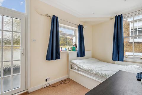 4 bedroom flat to rent, Latchmere Road, London