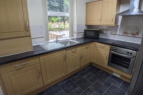 3 bedroom flat to rent, Wilbraham Road, Manchester M14