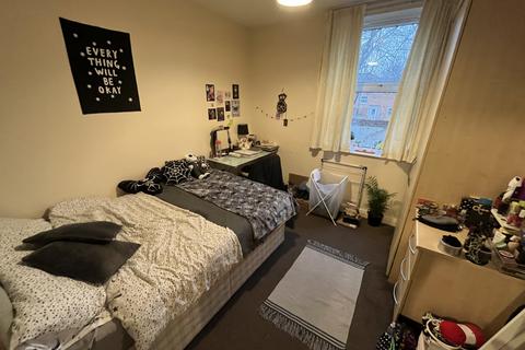 3 bedroom flat to rent, Wilbraham Road, Manchester M14