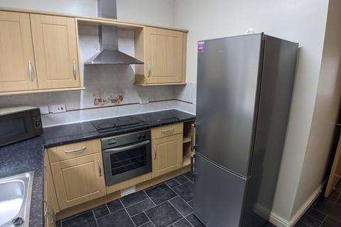3 bedroom flat to rent, Wilbraham Road, Manchester M14