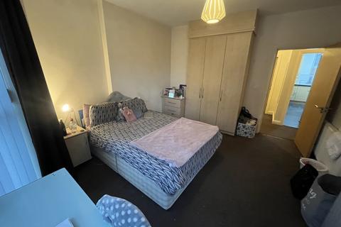 3 bedroom flat to rent, Wilbraham Road, Manchester M14