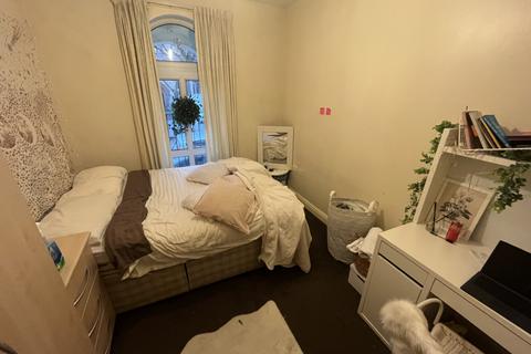 3 bedroom flat to rent, Wilbraham Road, Manchester M14