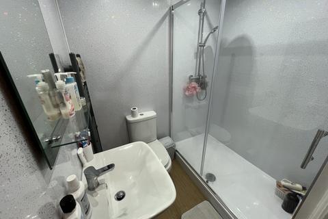 3 bedroom flat to rent, Wilbraham Road, Manchester M14
