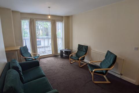 3 bedroom flat to rent, Wilbraham Road, Manchester M14