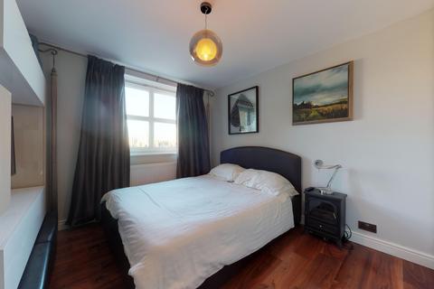 2 bedroom flat to rent, Millennium Drive, London