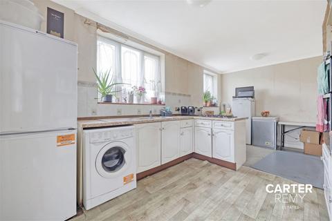 3 bedroom end of terrace house for sale, Penzance Gardens, Romford, RM3