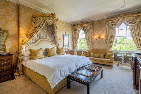 4 Gloucester Gate, London, NW1 4HG