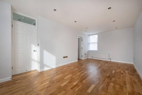 Studio to rent, Thorndike House, Pimlico, London, SW1V