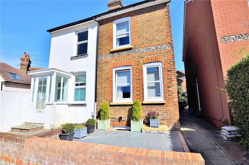 Denzil Road, Guildford, Surrey, GU2 2 bed semidetached house £1,900