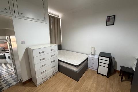 Studio to rent, Finchley Road, London