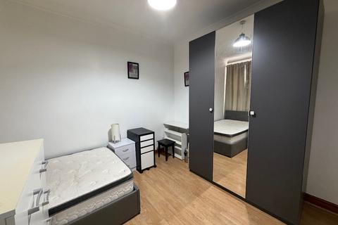 Studio to rent, Finchley Road, London