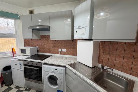Studio to rent, Finchley Road, London