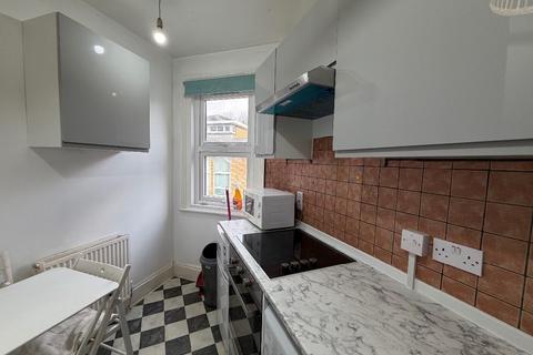 Studio to rent, Finchley Road, London