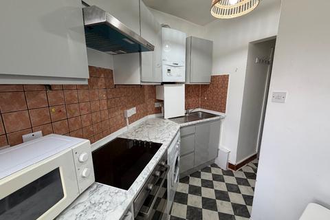 Studio to rent, Finchley Road, London