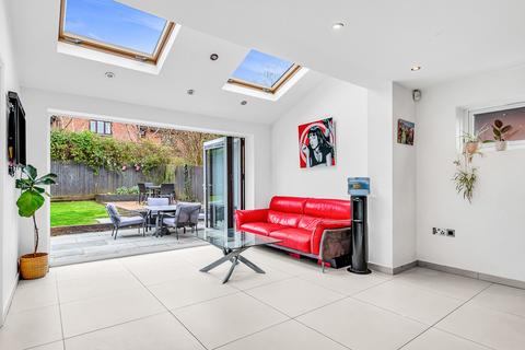 10 Shires Close, Ashtead, KT21 2LT