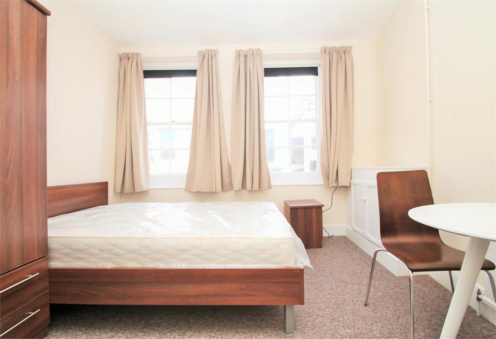 274A High Street, Uxbridge 1 bed in a house share to rent £737 pcm (£